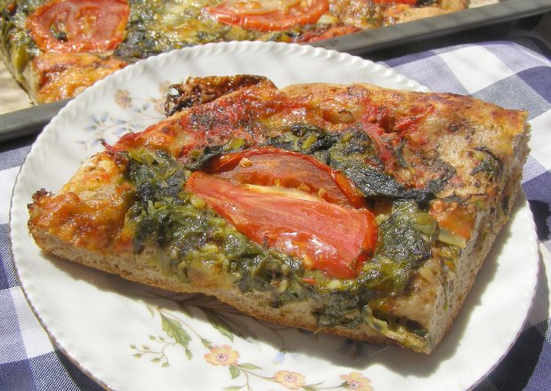 Fotografia przedstawiająca pizza żytnio-pszenna ze szpinakiem, czosnkiem, pomidorami, mozzarellą