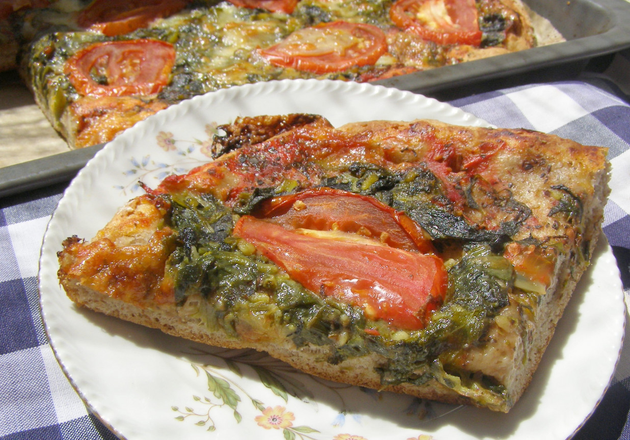 pizza żytnio-pszenna ze szpinakiem, czosnkiem, pomidorami, mozzarellą foto