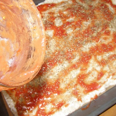 Krok 3 - pizza żytnio-pszenna ze szpinakiem, czosnkiem, pomidorami, mozzarellą foto