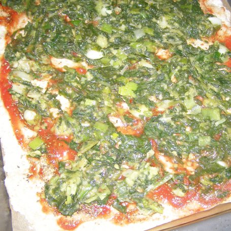 Krok 4 - pizza żytnio-pszenna ze szpinakiem, czosnkiem, pomidorami, mozzarellą foto