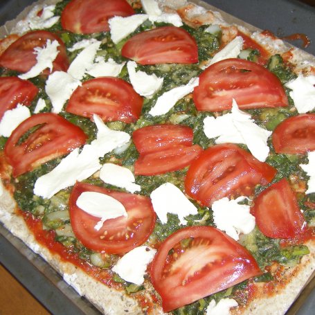 Krok 5 - pizza żytnio-pszenna ze szpinakiem, czosnkiem, pomidorami, mozzarellą foto