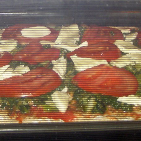 Krok 6 - pizza żytnio-pszenna ze szpinakiem, czosnkiem, pomidorami, mozzarellą foto