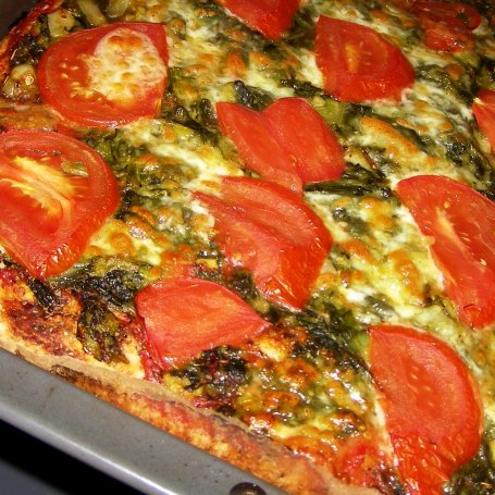 Krok 7 - pizza żytnio-pszenna ze szpinakiem, czosnkiem, pomidorami, mozzarellą foto