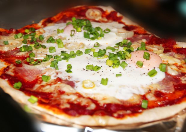 Fotografia przedstawiająca Pizzaz sadzonym jajkiem i szczypiorkiem