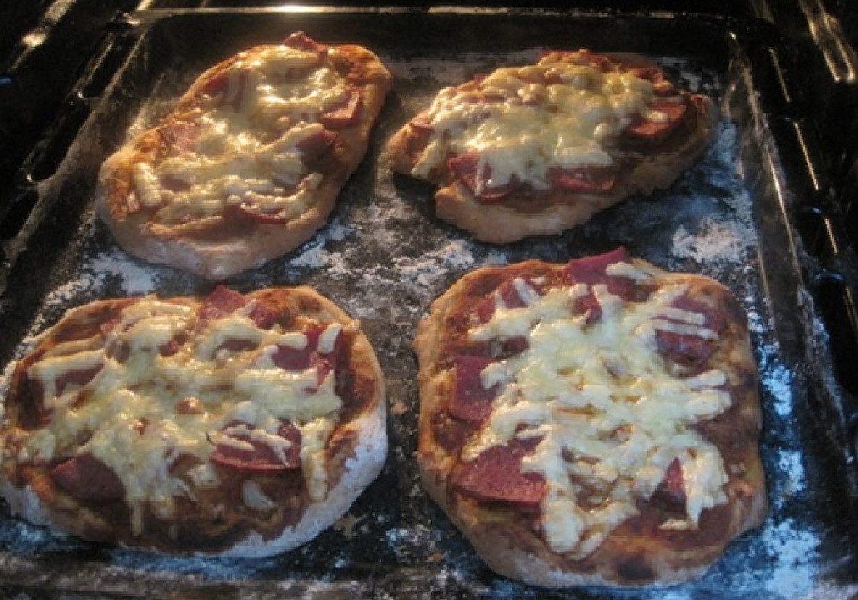Pizze mini z salami, cebulka i serem foto