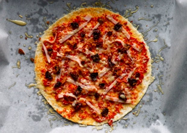 Fotografia przedstawiająca Pizze na tortilli