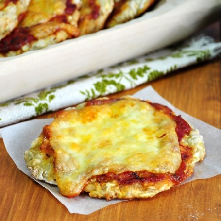 Krok 3 - Pizzerinki na cukiniowym spodzie foto