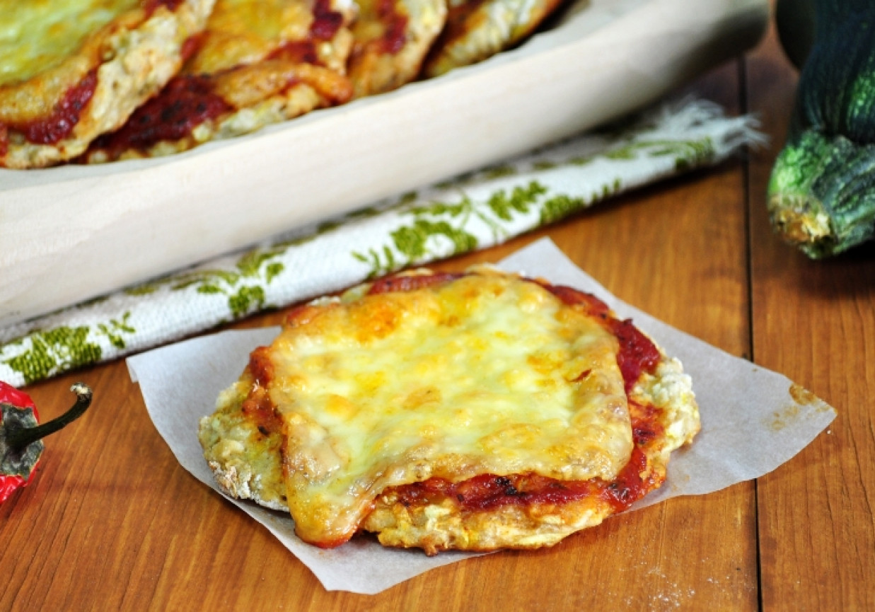 Pizzerinki na cukiniowym spodzie foto