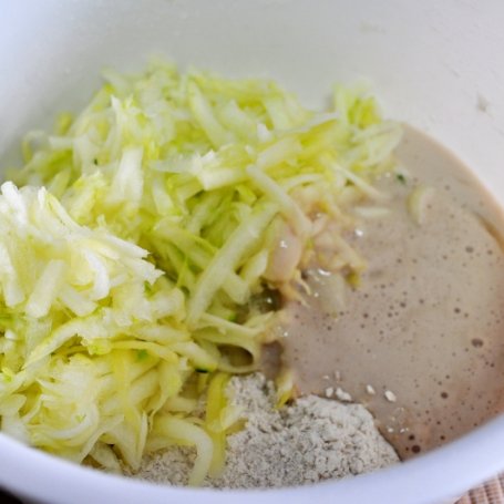 Krok 1 - Pizzerinki na cukiniowym spodzie foto