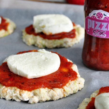 Krok 2 - Pizzerinki na cukiniowym spodzie foto