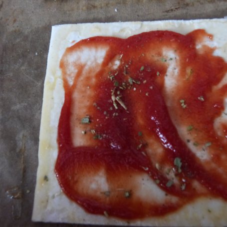 Krok 2 - Pizzerinki z ciasta francuskiego foto