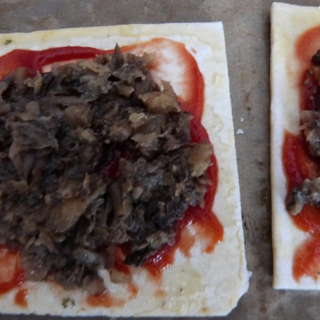 Krok 3 - Pizzerinki z ciasta francuskiego foto