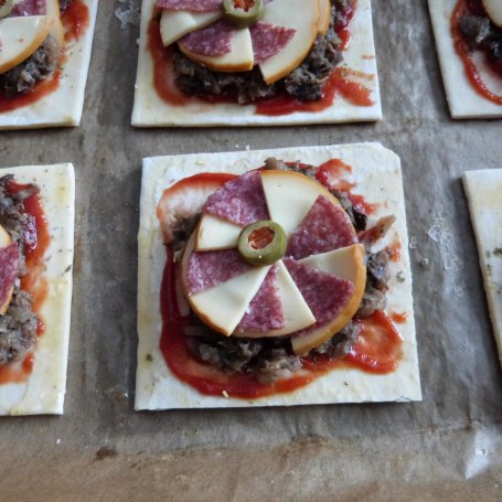 Krok 4 - Pizzerinki z ciasta francuskiego foto