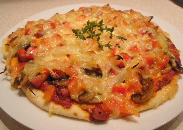 Fotografia przedstawiająca Pizzerinki z kiełbasą,papryką i pieczarkami