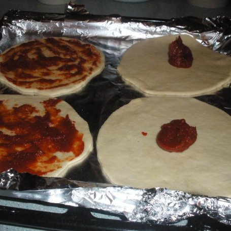 Krok 4 - Pizzerinki z kiełbasą,papryką i pieczarkami foto