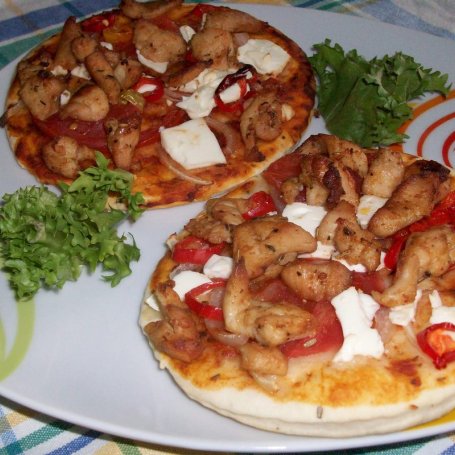 Krok 4 - Pizzerinki z kurczakiem,fetą i pomidorem foto