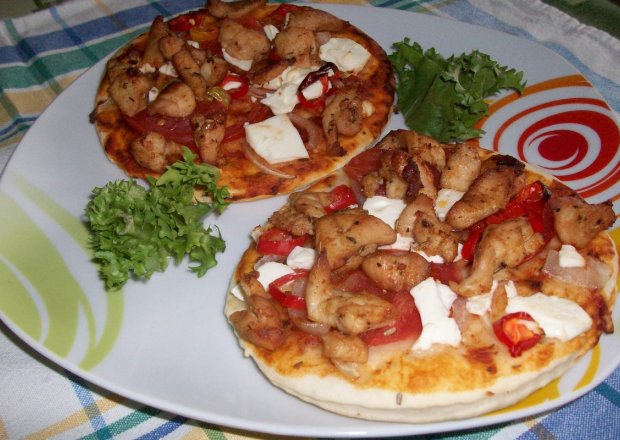 Fotografia przedstawiająca Pizzerinki z kurczakiem,fetą i pomidorem