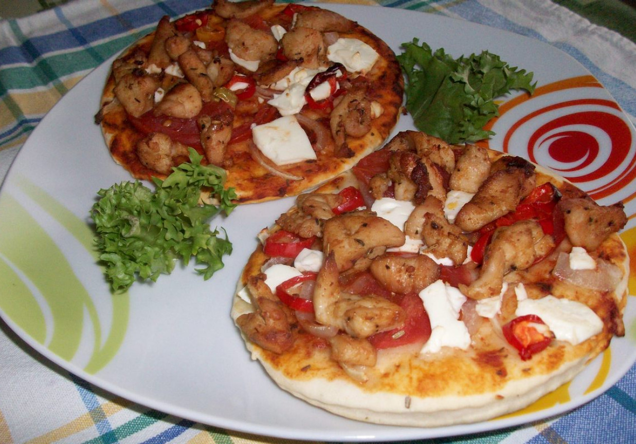 Pizzerinki z kurczakiem,fetą i pomidorem foto