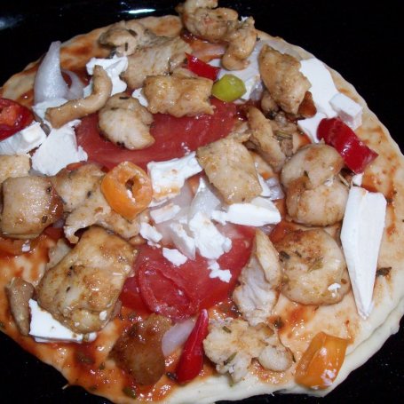 Krok 3 - Pizzerinki z kurczakiem,fetą i pomidorem foto