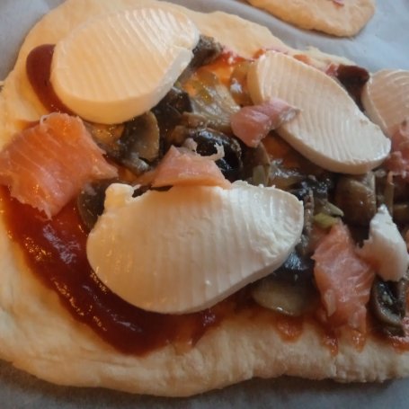 Krok 5 - Pizzerinki z Mozarellą i wędzonym łososiem :) foto