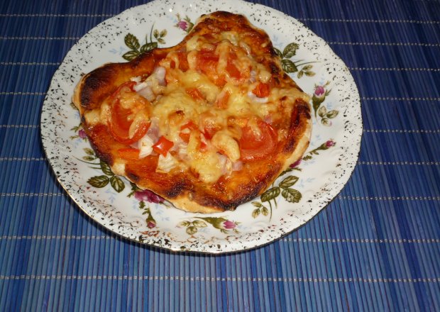 Fotografia przedstawiająca Pizzerinki z papryką, szynką i serem