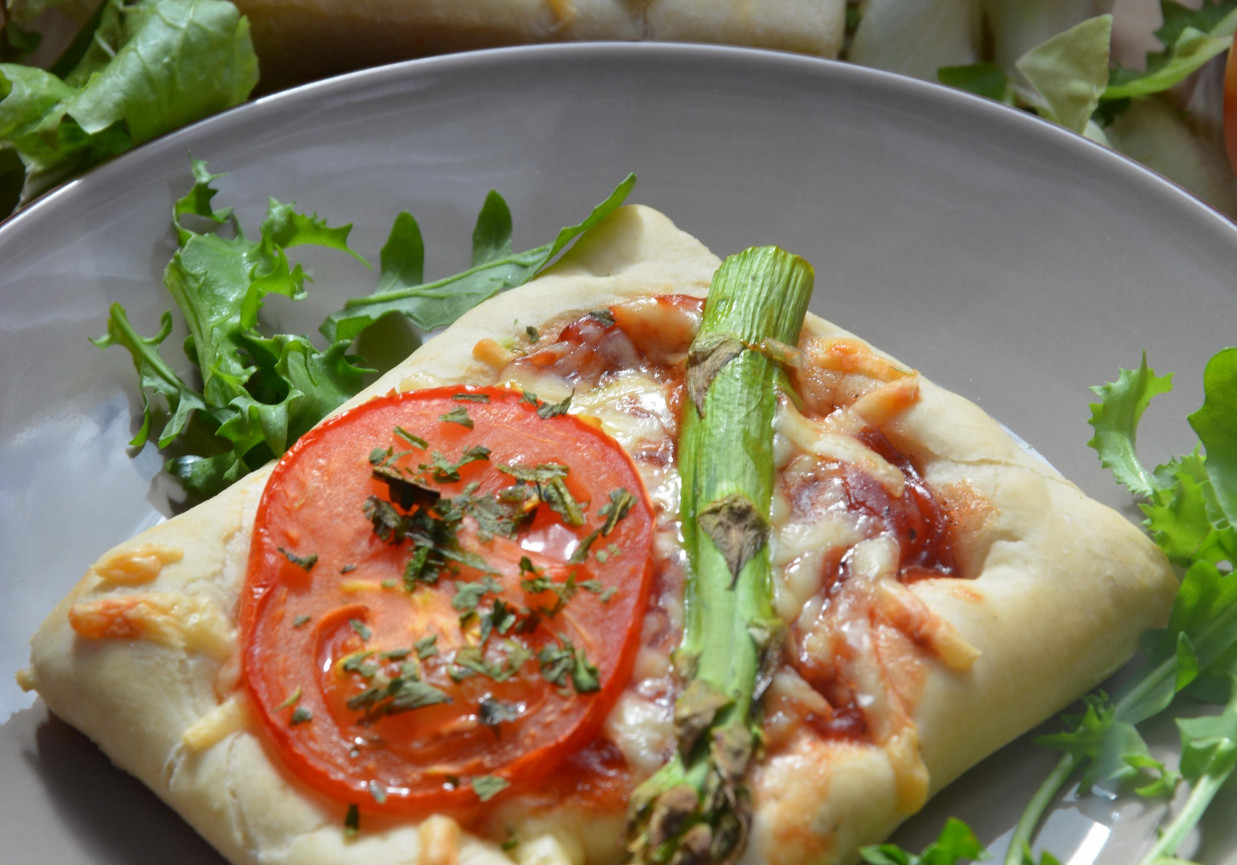 Pizzerinki z pomidorem i szparagiem foto