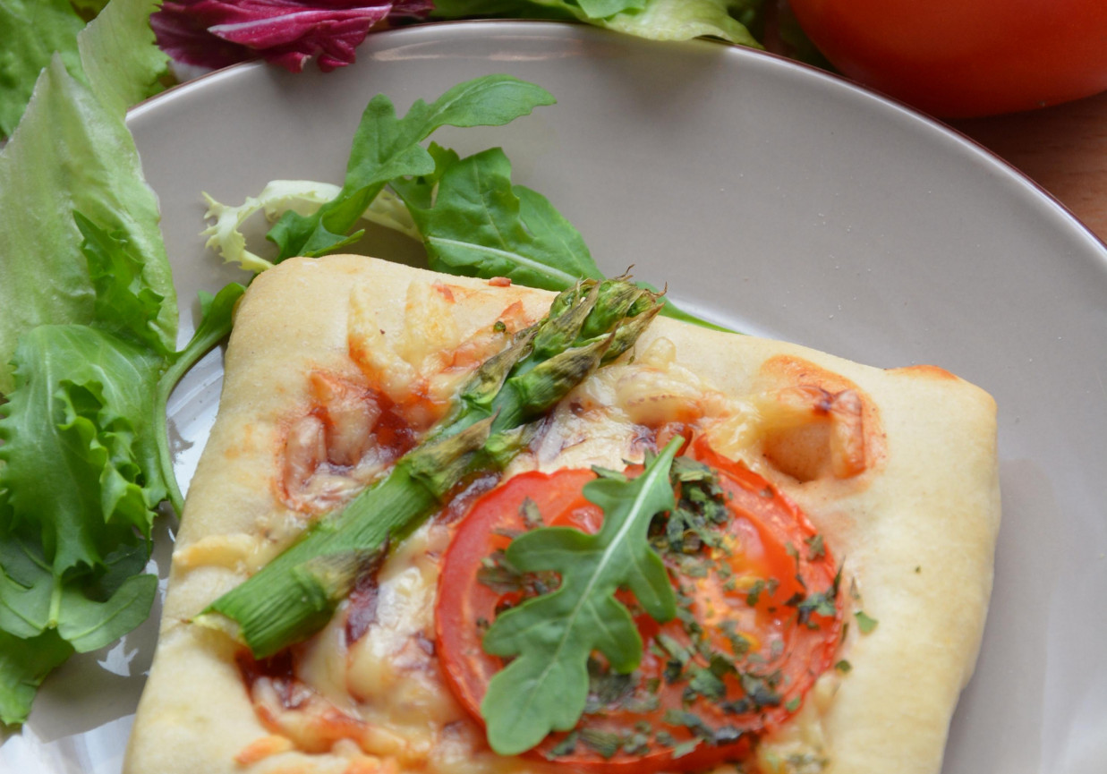 Pizzerinki z pomidorem i szparagiem foto