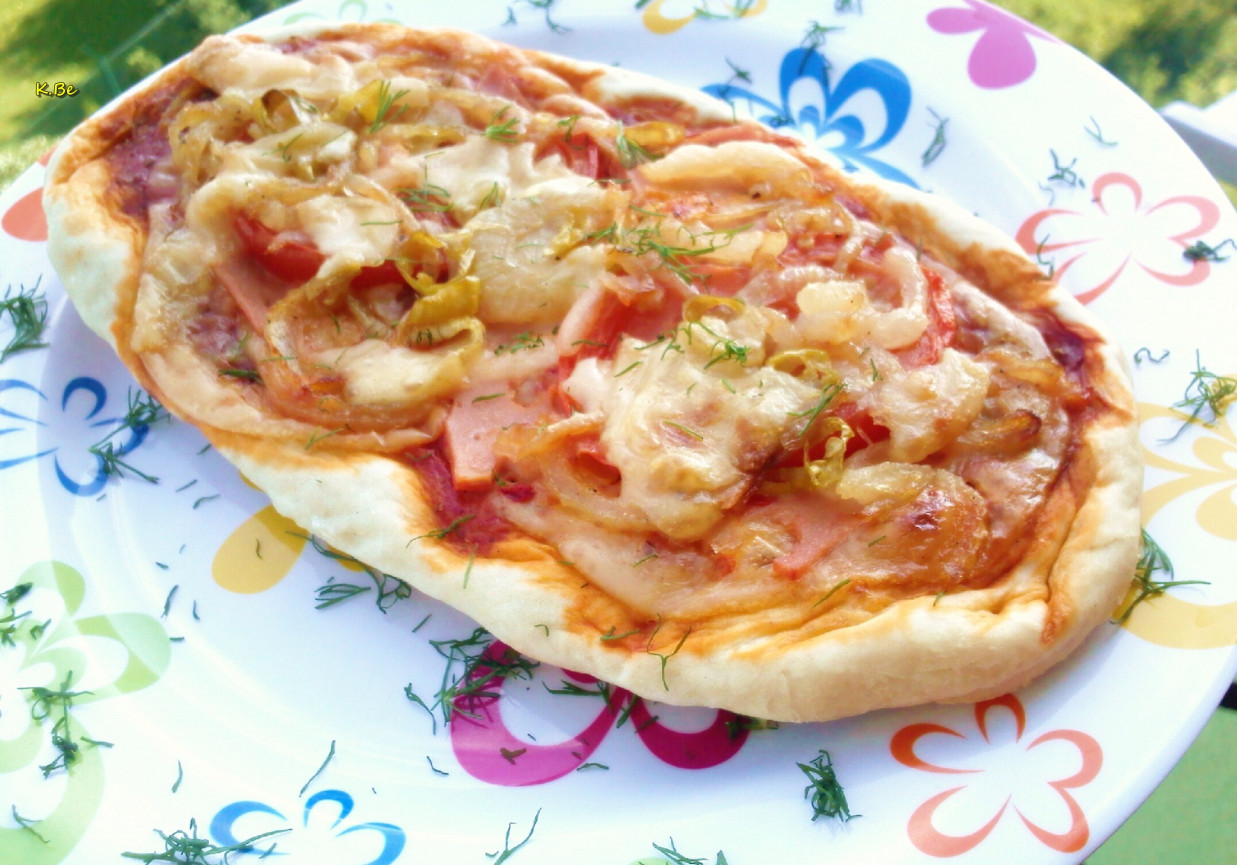 Pizzerinki z salami i chili foto