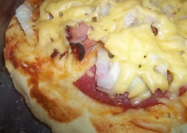 Fotografia przedstawiająca Pizzerinki z salami i szynką