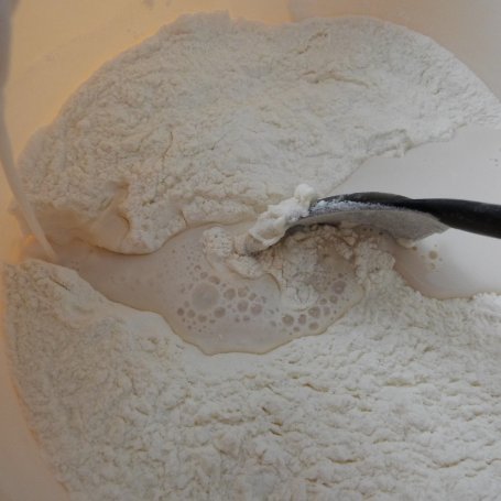 Krok 1 - Pizzerinki z sosem czosnkowym foto