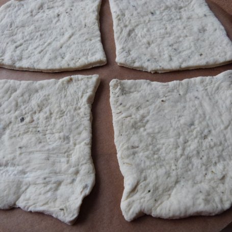 Krok 3 - Pizzerinki z sosem czosnkowym foto