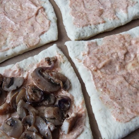 Krok 5 - Pizzerinki z sosem czosnkowym foto
