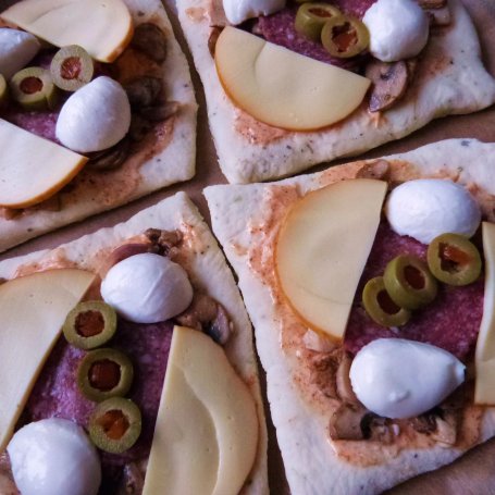 Krok 6 - Pizzerinki z sosem czosnkowym foto