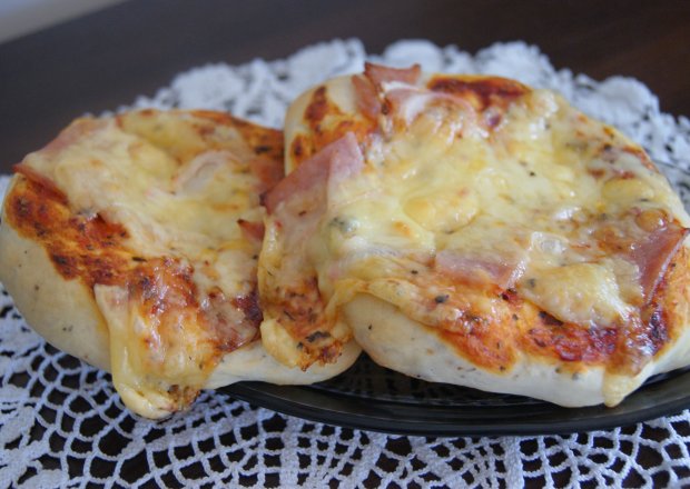 Fotografia przedstawiająca Pizzerinki z szynką i serem