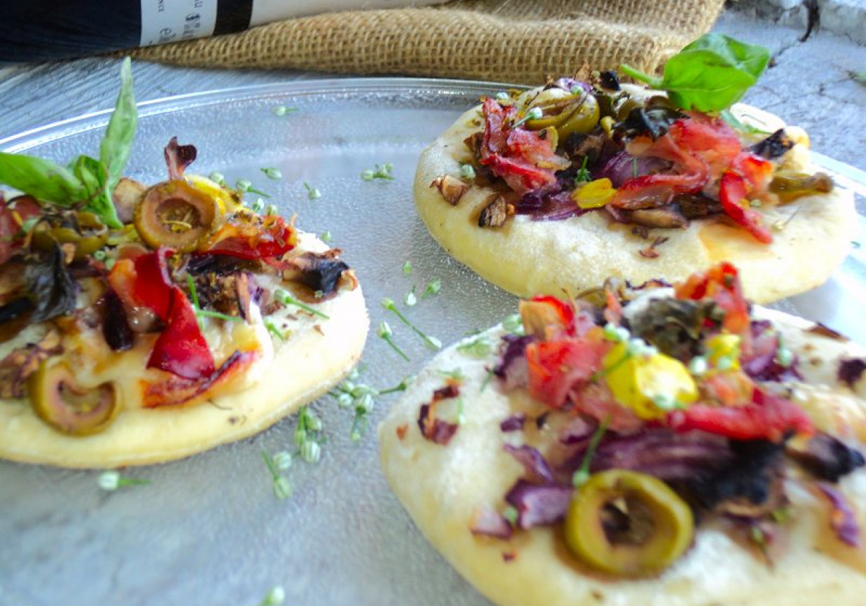 Pizzerinki z szynką parmeńską, czosnkiem marynowanym, serem owczym i oliwkami  foto