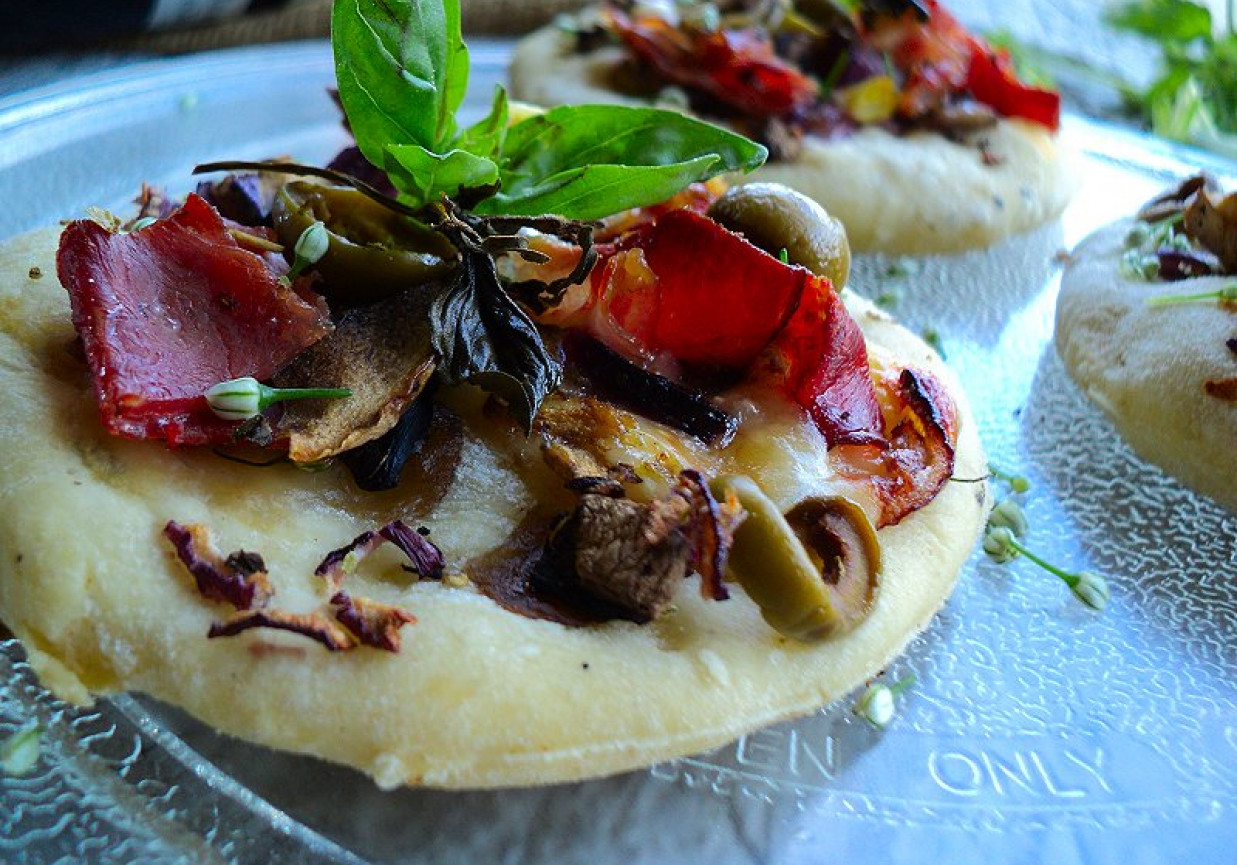 Pizzerinki z szynką parmeńską, czosnkiem marynowanym, serem owczym i oliwkami  foto