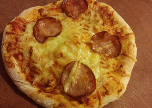 Fotografia przedstawiająca Pizzerinki z żółtym serem i kiełbasą krakowską