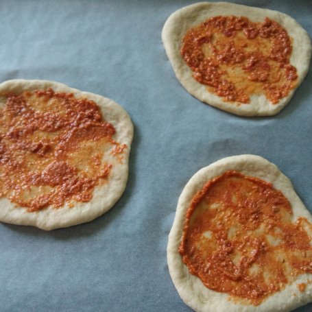 Krok 2 - Pizzerki z pesto i mozzarellą foto