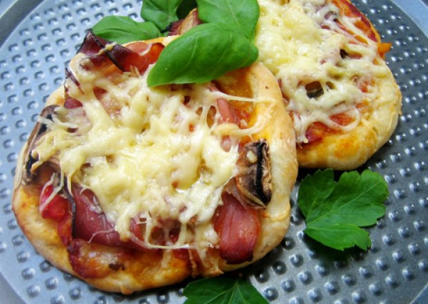 Fotografia przedstawiająca pizzerki z szynką szwarcwaldzką, pieczarkami i sosem paprykowo-pomidorowym