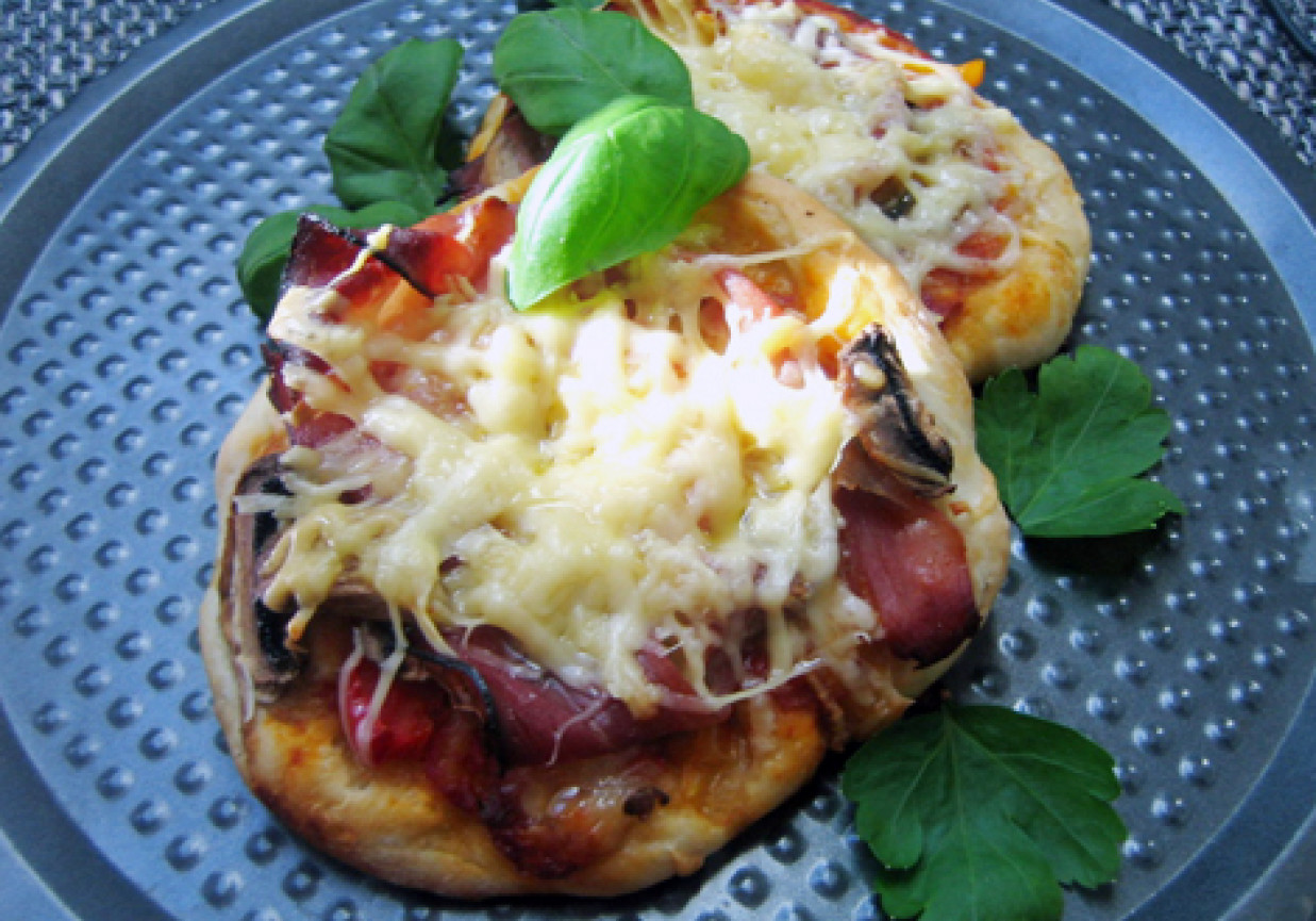 pizzerki z szynką szwarcwaldzką, pieczarkami i sosem paprykowo-pomidorowym foto