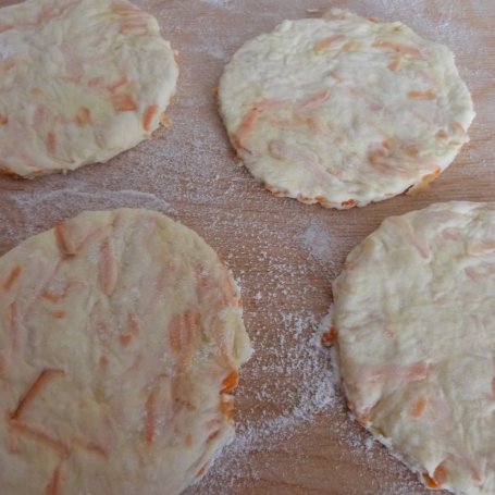 Krok 5 - Pizzerki z tartą marchewką foto
