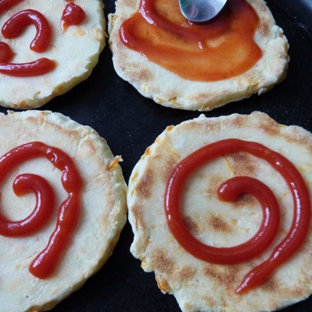 Krok 6 - Pizzerki z tartą marchewką foto