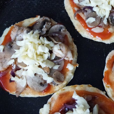 Krok 7 - Pizzerki z tartą marchewką foto