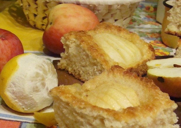 Fotografia przedstawiająca Placek drożdżowy z jabłkami