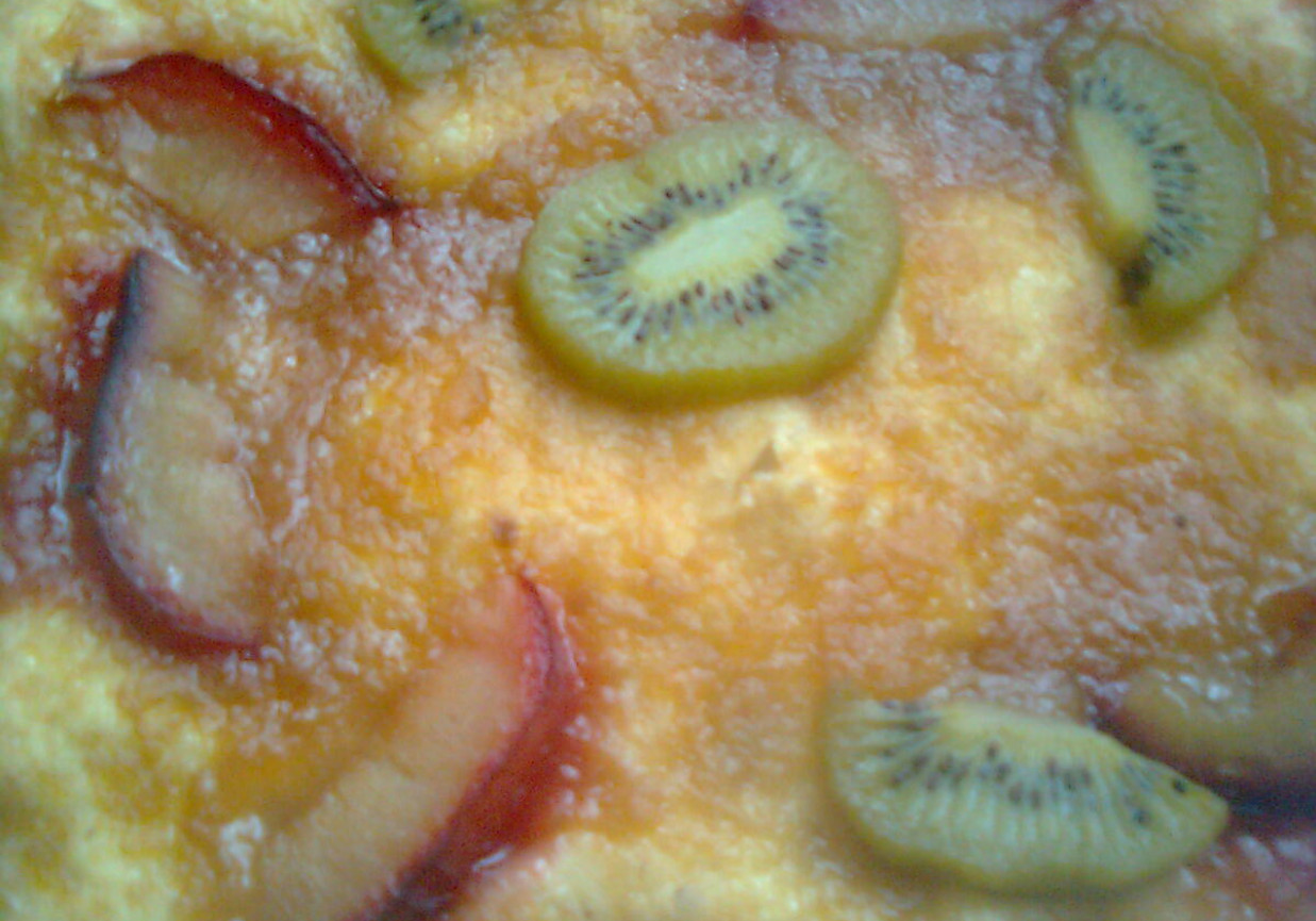 Placek drożdżowy z owocami foto