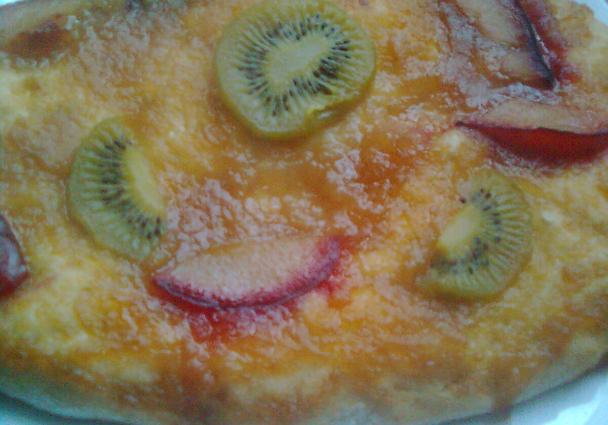 Placek drożdżowy z owocami foto