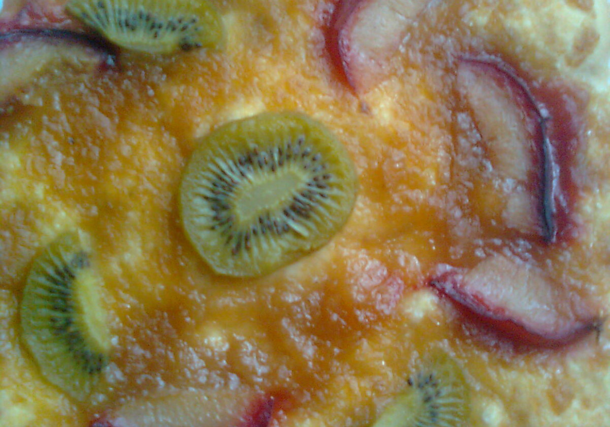 Placek drożdżowy z owocami foto