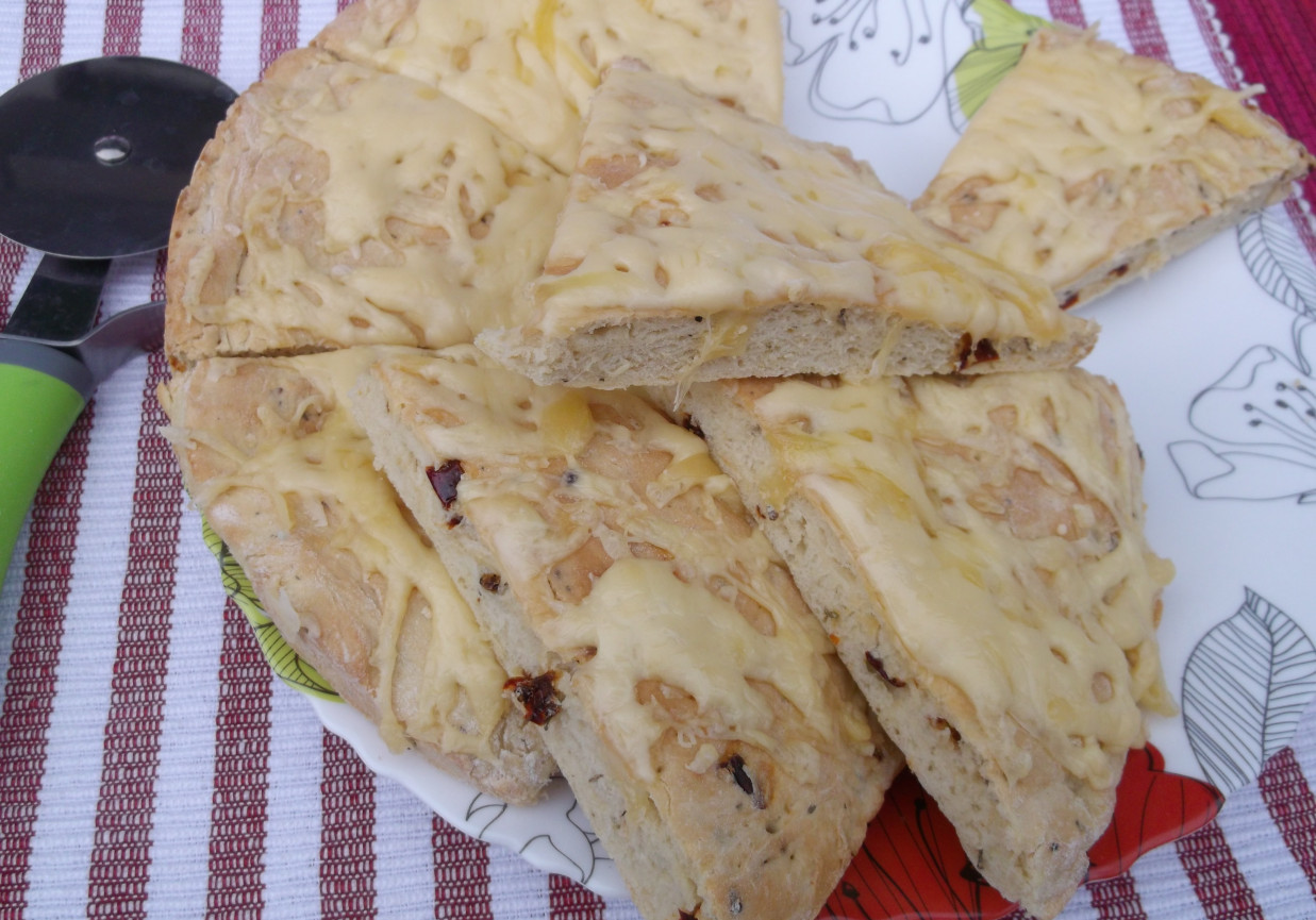 Placek prowansalski z płatkami papryki i serem. foto