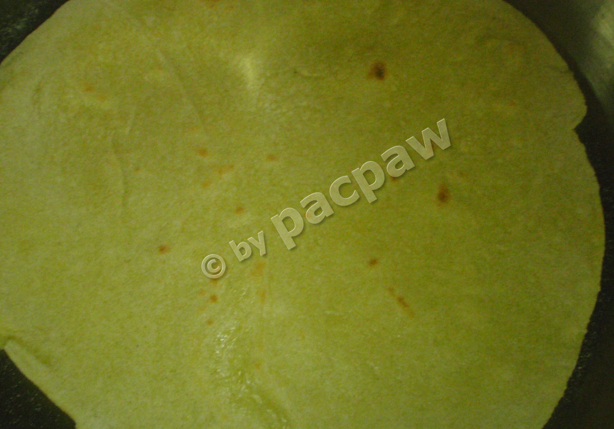 Placek tortilla pszenno-kukurydziana foto