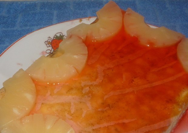 Fotografia przedstawiająca Placek z ananasem i galaretką